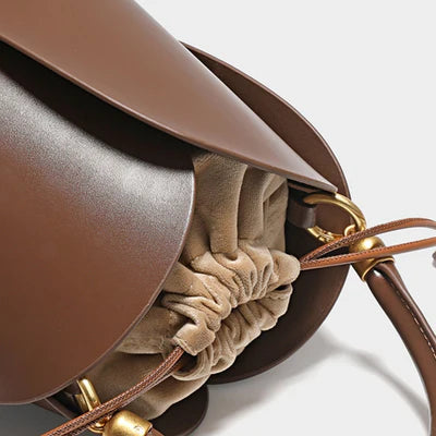 Eimer‑Handtasche aus braunem veganem Leder mit Rosenblatt‑Prägung, gerafftem Griff und herzförmigem Schnürzug‑Dekor